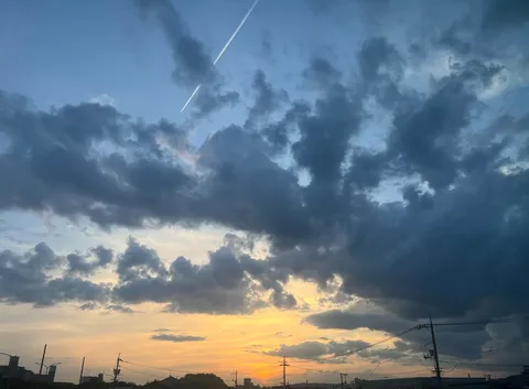 夕暮れ空に伸びる飛行機雲