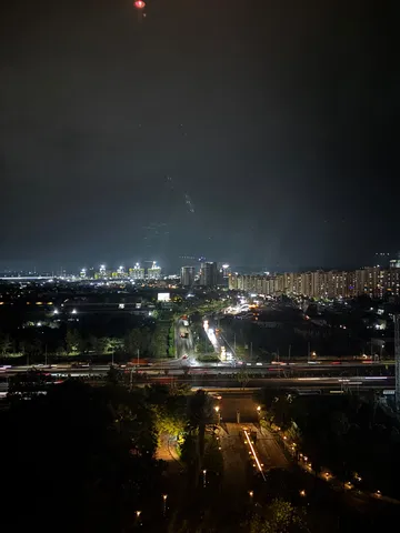 夜景の流線、都市の鼓動