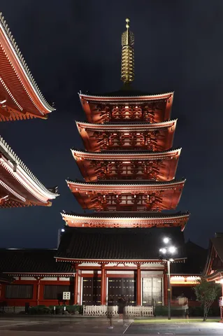 夜空に映える赤い五重塔