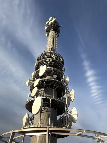 空へ伸びる電波塔の迫力