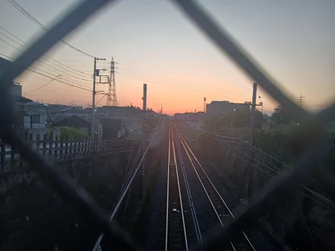 夕暮れ、線路の交差