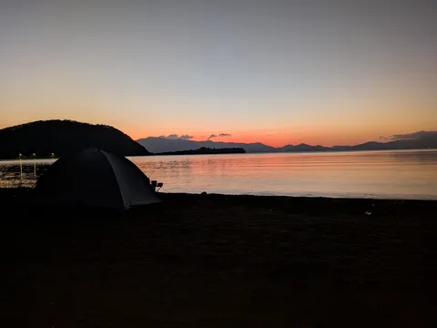 静寂の湖畔、夕焼けキャンプ