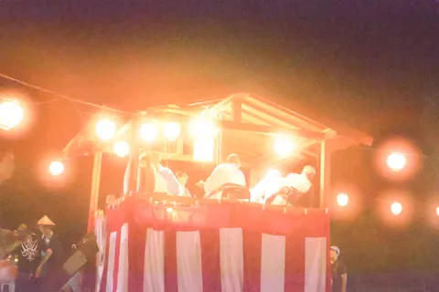 夜の灯籠が映す山車の記憶