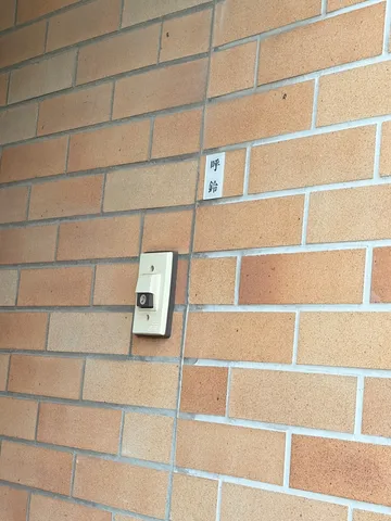 壁に呼ぶ小さな音