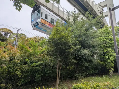 空飛ぶ車両と緑のコントラスト