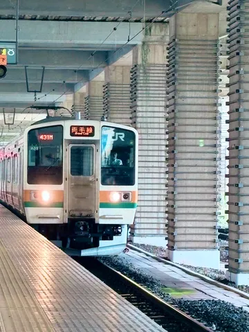 地下の列車と柱のリズム