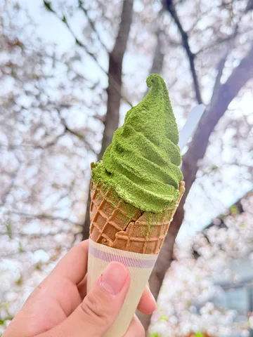 指先も緑、春のソフトクリーム