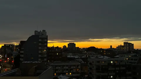 街の灯りが灯る黄昏時