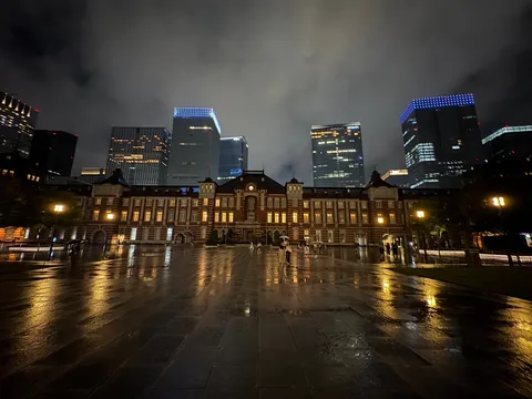 雨上がりの夜、幻想的な光の競演