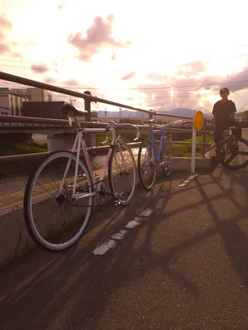 黄昏に佇む自転車と静かな時間