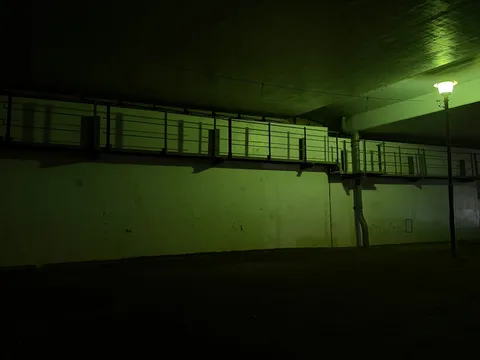 薄緑の地下廊下に漂う静寂