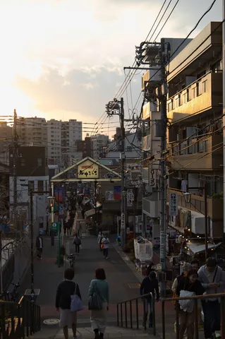 夕暮れに誘う、坂道の灯り