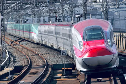 進む未来、流線形の赤い新幹線