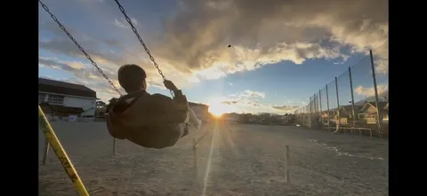 空へ向かう夕焼けブランコ