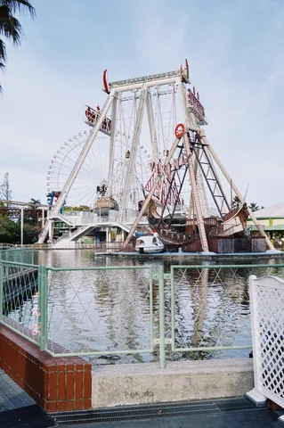 遊園地、水面に揺れる影
