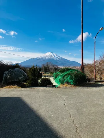 雪化粧の富士山と日陰のコントラスト