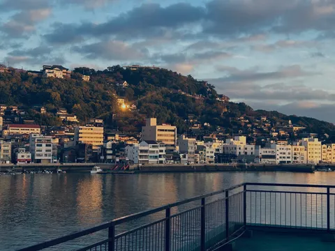 夕陽に染まる丘と港町の静けさ