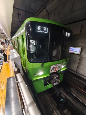 緑の電車と駅の風景