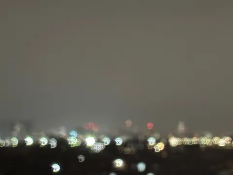 夜景の霧に揺れる光