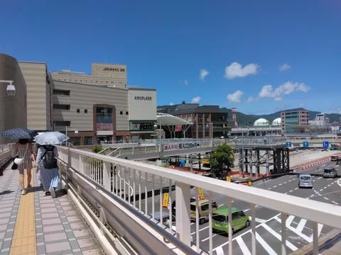 青空の下、夏の日の歩道
