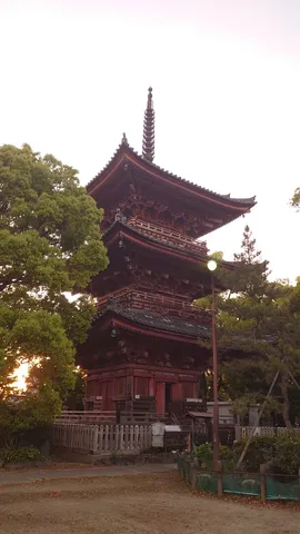 夕暮れの赤い三重塔