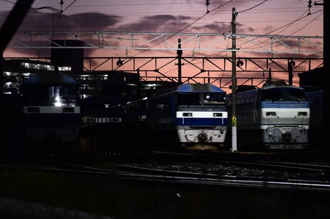 オレンジ色の空と機関車