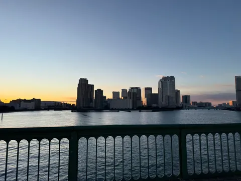 夕暮れの水辺シティ風景