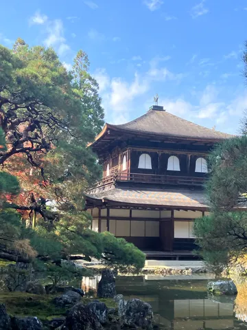 青空と銀閣寺、静寂の情景