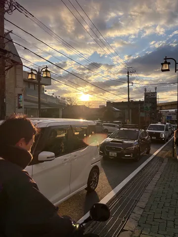 夕焼けの街角、光の魔法