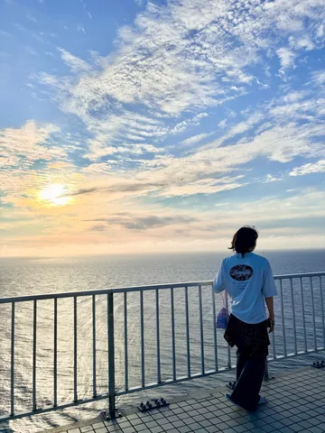 夕暮れに染まる水平線