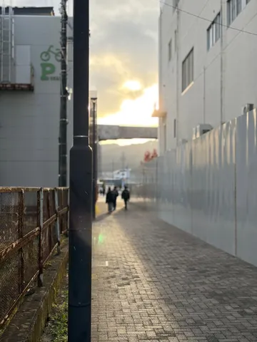 夕暮れ路地の静かな光景