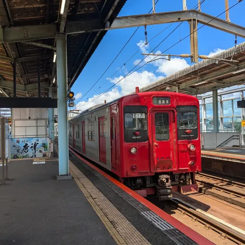 青空と真っ赤な電車、夏の午後