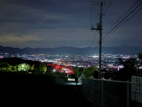 夜景へ続く山道の灯