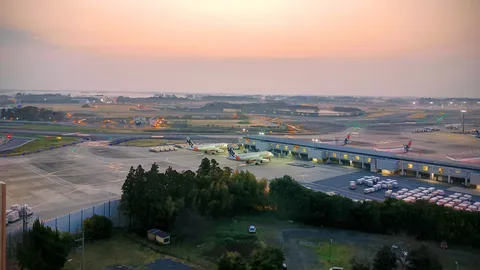 夕暮れの滑走路風景