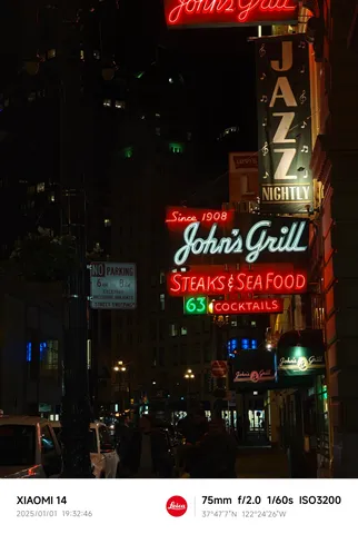 ネオンの夜、ジャズの響き