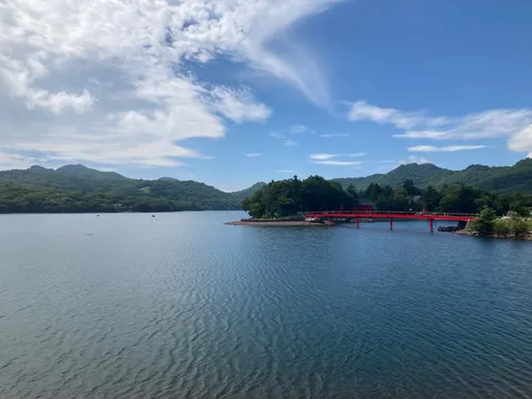 湖畔の赤い橋、静寂を渡る