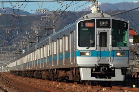 線路を照らす青い列車