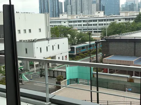 窓越しの都会の風景