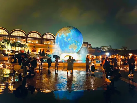 雨が彩る幻想的な夜