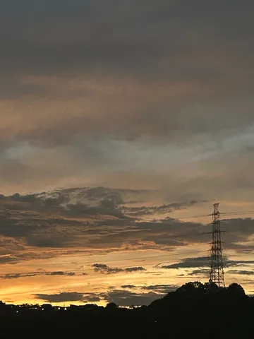 夕暮れの鉄塔と空