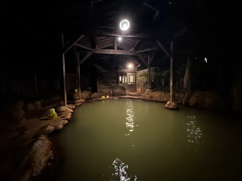 夜の秘湯、静寂と光のコントラスト