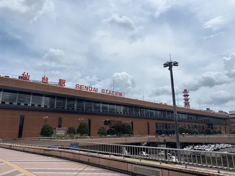 空と赤看板の仙台駅風景