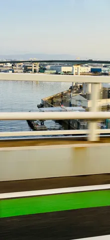 都会の港と青い空のコントラスト