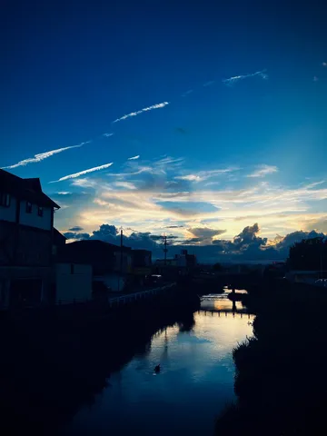 空と水面が織りなす宵の風景