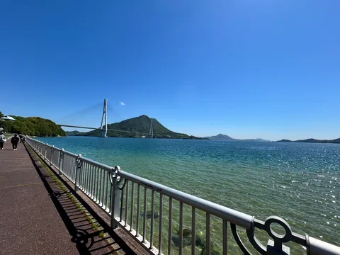 青空と水面のコントラスト