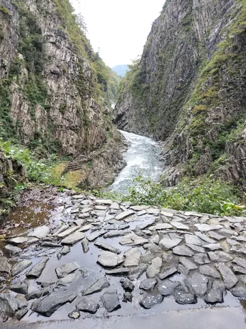 渓谷を流れる水の音