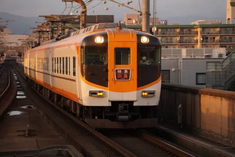 朝の橙色列車の影
