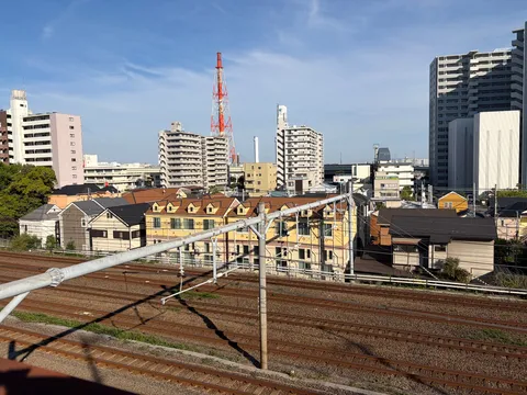 鉄道と街並みの交差点