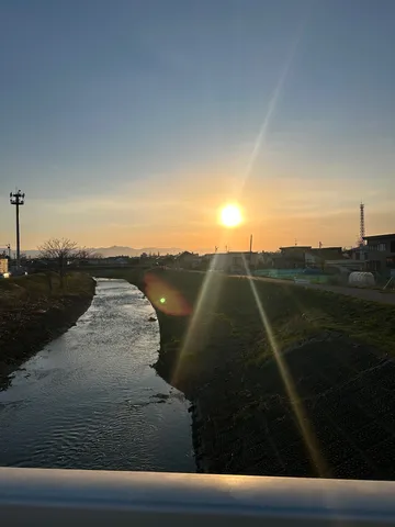 夕暮れの川と太陽の道
