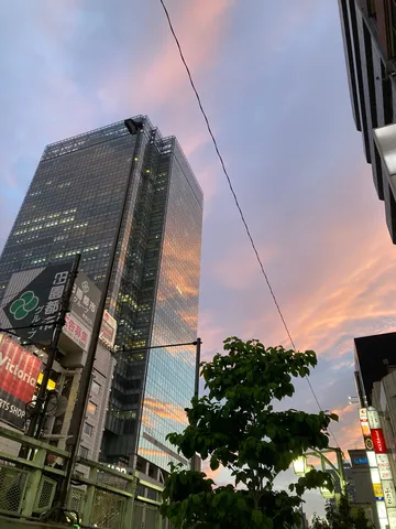 都会の空に映る夕焼けグラデーション